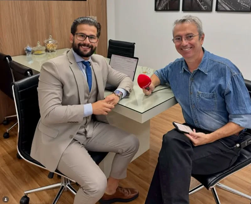 Gilberto Ferreira Mendes durante entrevista no escritório